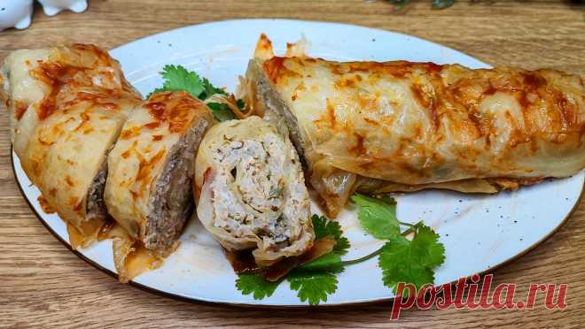 Капустный рулет с мясом, отличная замена обычным голубцам. Готовится быстро, просто и главное... Рулет получается очень вкусный и красивый, такое блюдо не стыдно и на праздничный стол поставить. Данный вариант приготовления, отличная замена традиционным голубцам.