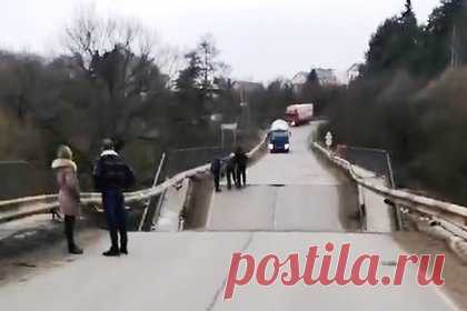 Под Москвой мост рухнул вместе с машиной и попал на видео. Недалеко от подмосковного Подольска обрушился мост, в провал улетел проезжающий по нему автомобиль. Произошедшее попало на видео. В момент ЧП по переправе через Пахру ехала женщина-водитель. Факт обрушения моста на региональной дороге «Кутьино-Дубровицы», подтвердил исполняющий обязанности главы Подольска.