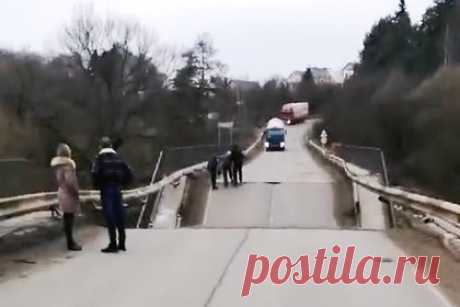 Под Москвой мост рухнул вместе с машиной и попал на видео. Недалеко от подмосковного Подольска обрушился мост, в провал улетел проезжающий по нему автомобиль. Произошедшее попало на видео. В момент ЧП по переправе через Пахру ехала женщина-водитель. Факт обрушения моста на региональной дороге «Кутьино-Дубровицы», подтвердил исполняющий обязанности главы Подольска.