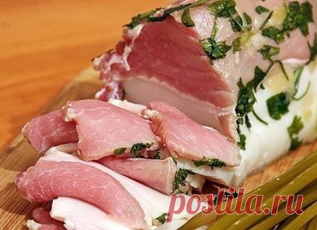 Предлагаю Вам приготовить самое вкусное сало. Советую взять на заметку этот простой и доступный рецепт вкусного сала, которое Вы легко сможете приготовить к ужину или на закуску.
Попробуйте — не пожалеете! Закусочка получается невероятно вкусная, сметают влёт!