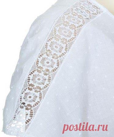 Как правильно пришить кружево-прошву

Нежный батист или тонкий трикотаж и кружевные прошвы (вставки) – классическое сочетание для моделей в бельевом или романтическом стиле.

1. Кружевную прошву наложите на лицевую сторону детали кроя между линиями швов притачивания, приколите и настрочите в край. Ткань под кружевом разрежьте между швами по линии середины.

2. Ткань под кружевом заутюжьте вверх/вниз. С лицевой стороны платья проложите поверх швов притачивания кружева плотн...