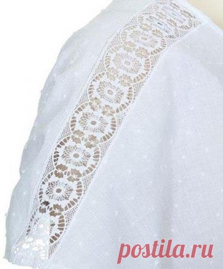 Как правильно пришить кружево-прошву

Нежный батист или тонкий трикотаж и кружевные прошвы (вставки) – классическое сочетание для моделей в бельевом или романтическом стиле.

1. Кружевную прошву наложите на лицевую сторону детали кроя между линиями швов притачивания, приколите и настрочите в край. Ткань под кружевом разрежьте между швами по линии середины.

2. Ткань под кружевом заутюжьте вверх/вниз. С лицевой стороны платья проложите поверх швов притачивания кружева плотн...