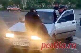 Водитель прокатил российского полицейского на капоте и попал на видео. В Воркуте водитель «десятки» (ВАЗ 2110) попытался скрыться от полицейских и «прокатил» на капоте одного из них. Сначала Рамин, как героя называют сотрудники правоохранительных органов, чуть не наехал на полицейских задом, а потом нажал на газ и «посадил» на капот полицейского, который пытался заблокировать выезд.