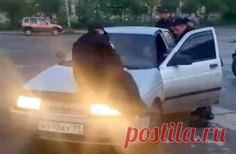 Водитель прокатил российского полицейского на капоте и попал на видео. В Воркуте водитель «десятки» (ВАЗ 2110) попытался скрыться от полицейских и «прокатил» на капоте одного из них. Сначала Рамин, как героя называют сотрудники правоохранительных органов, чуть не наехал на полицейских задом, а потом нажал на газ и «посадил» на капот полицейского, который пытался заблокировать выезд.