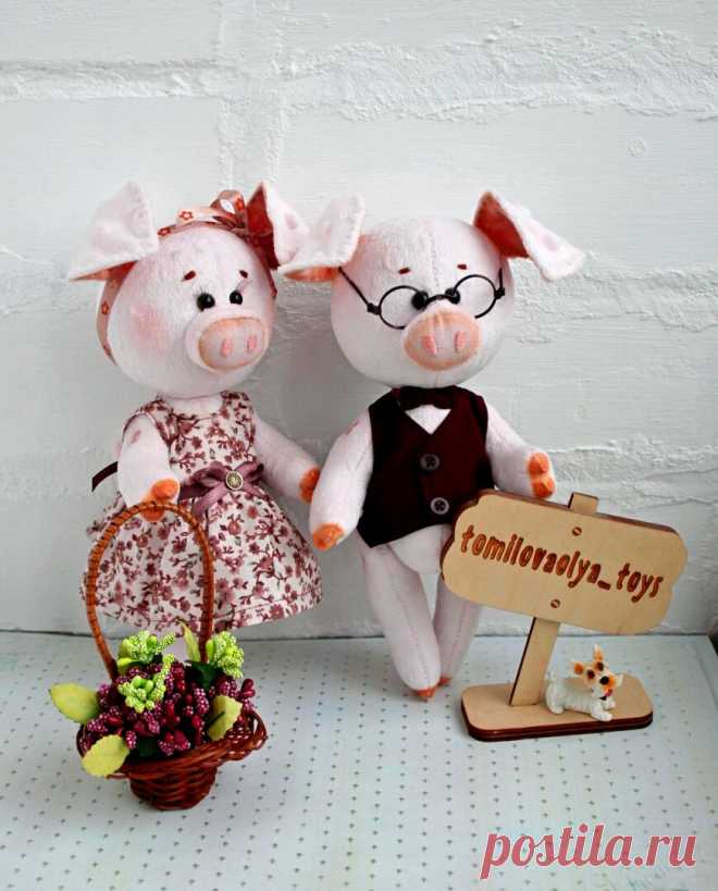 Поросятки – заказать на Ярмарке Мастеров – BTJJJRU | Мягкие игрушки, Вологда Поросятки... в интернет-магазине на Ярмарке Мастеров. Маленькие плюшевые поросятки с мягкими пяточками и хвостиками - крючками....Лапки на подвижных соединениях. В ушках у поросят вшита мягкая металлическая проволока для поддержания формы ушка... Они точно понравятся малышам, да и не только им....