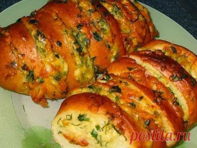 Кулинарные рецепты: Батон запеченный с сыром и чесноком