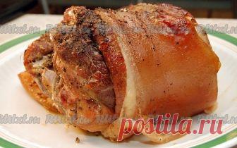 Свинина с чесноком в фольге в духовке от tanya-latysheva

Свинина, запеченная с чесноком целым куском, относится к классическим видам закуски. Помимо отличного вкуса, она легко готовится в фольге в духовке, не требует больших затрат времени. В канун праздников этот рецепт становится особенно актуальным. Такое блюдо достойно украсит праздничный стол, порадовав прекрасным вкусом ваших близких. 
Для приготовления свинины с чесноком в духовке нам понадобится: 
свинина одним ку...