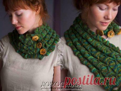 Вязаный воротник с пуговицами связан спицами волнистым текстурным узором | ДОМОСЕДКА