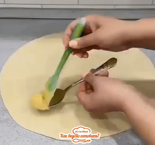 Вкусные пончики  
 Ингредиенты:
1 яйцо
1 ст ложка сахара
Щепотка соли
0,5 чайной ложки соды
250 мл кефира(3,2%)
муки столько, чтобы получилось эластичное тесто, которое можно раскатать. У меня ушло 2,5 стакана. Замесить тесто и оставить отдохнуть.
А пока приготовим заварной крем для начинки.
Для крема понадобится:
1 яйцо
1 стакан сахара
3ст ложки муки
2 стакана молока
1г ванилина
#Как_вкусно_готовить #пышки #пончики #гиф_рецепты