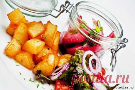 Филе сельди, маринованное в свекольном рассоле, с картофелем и зеленью.