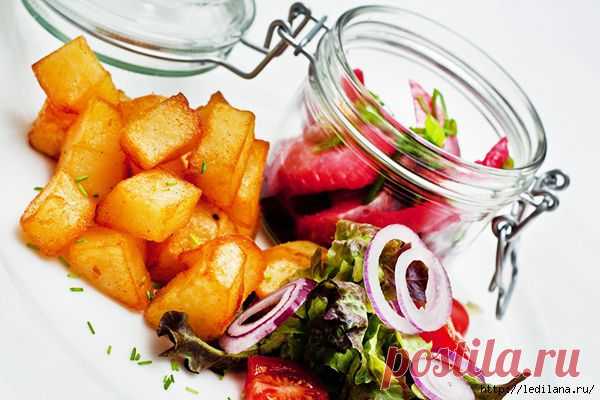 Филе сельди, маринованное в свекольном рассоле, с картофелем и зеленью.