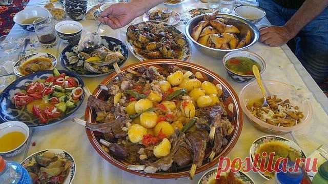 Казан-кебаб

Вкусный рецепт жареного мяса в казане. Баранина маринуется, а затем обжаривается в казане с картофелем.

Ингредиенты

Баранина - 1 кг

Репчатый лук - 3 шт.

Уксус 6% - 3 ст.л.

Лимон - 1/2 шт.

Картофель - 400 г

Базилик, кинза - пучок

Соль - по вкусу

Специи (зира, черный, красный молотый перец) - по вкусу

Кебаб, кабаб, кабоб или кябаб переводится с персидского языка, как 