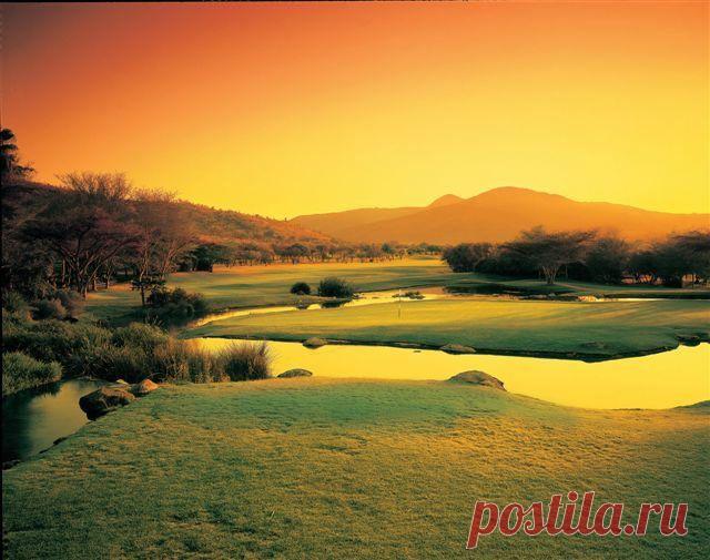 ЮАР располагается в южной части Африканского континента. Территория Южно-Африканской Республики разнообразна и насыщена. Сухие и редко заселённые равнины сочетаются здесь с густо-зелёными оазисами, а живописные океанские просторы гармонично сочетаются то с суровыми скалами, то с широкими песчаными пляжами. Климат в стране разнообразный и меняется в зависимости от региона, хотя в целом тут очень тепло, что даёт возможность туристам путешествовать по ЮАР практически круглогодично.