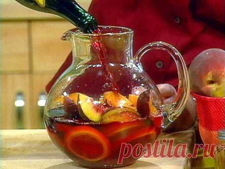 Сангрия (Sangria)
Самый популярный, разве что после пива и вина, напиток в Испании. Приготовленная правильно сангрия, не имеет ничего общего с синтетической покупной.
Ингредиенты:
1,2 л красного сухого вина
5 ст.л. сахара (или по вкусу)
Сок 1-го апельсина
2 апельсина, порезать полу кружочками
1 лимон, порезать полу кружочками
1 палочка корицы
50 мл бренди или коньяка
Для подачи:
200 мл сильно газированной воды (можно упустить.
Приготовление:
1) Смешать все фрукты для сангрии, корицу, сахар