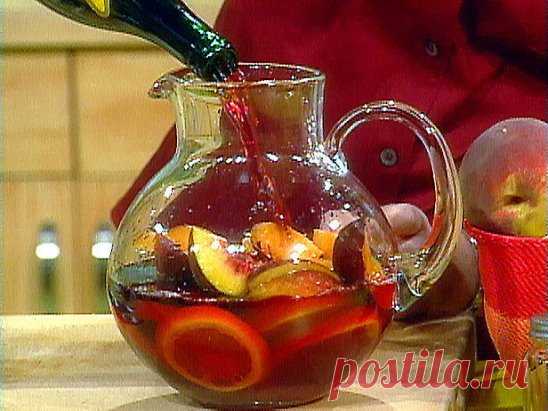Сангрия (Sangria)
Самый популярный, разве что после пива и вина, напиток в Испании. Приготовленная правильно сангрия, не имеет ничего общего с синтетической покупной.
Ингредиенты:
1,2 л красного сухого вина
5 ст.л. сахара (или по вкусу)
Сок 1-го апельсина
2 апельсина, порезать полу кружочками
1 лимон, порезать полу кружочками
1 палочка корицы
50 мл бренди или коньяка
Для подачи:
200 мл сильно газированной воды (можно упустить.
Приготовление:
1) Смешать все фрукты для сангрии, корицу, сахар