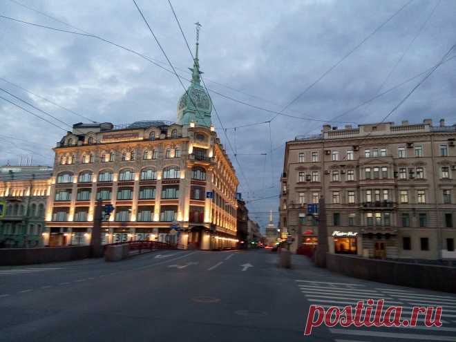Красный мост, Гороховая улица и набережная реки Мойка.