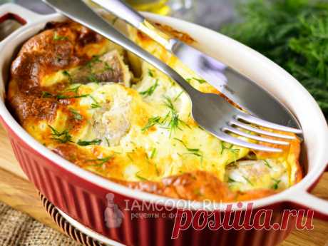 Минтай в яичной заливке в духовке — рецепт с фото Нарезанный кусочками минтай залейте смесью из яиц, сметаны и муки. Яичная заливка хорошо дополняет рыбу. Запекайте в духовке до готовности.