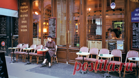 О знаменитой расслабленности и стройности, несмотря на багеты и круассаны, любви к своему дому и хорошему вину, о смелости быть собой и равновесии — выбрали 10 вдохновляющих фактов о парижанках из новой книги «В Париже».