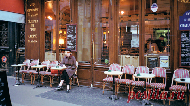 О знаменитой расслабленности и стройности, несмотря на багеты и круассаны, любви к своему дому и хорошему вину, о смелости быть собой и равновесии — выбрали 10 вдохновляющих фактов о парижанках из новой книги «В Париже».