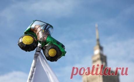 Туск анонсировал обсуждения в ЕС торговых преференций для Украины. Премьер Польши пообещал обсудить вопрос о торговле с Украиной в Еврокомиссии. Варшава будет добиваться решений, позволяющих польским фермерам «вздохнуть с облегчением». В Киеве ранее заявили о готовности к торговым ограничениям