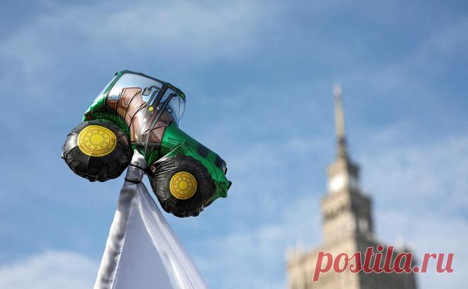 Туск анонсировал обсуждения в ЕС торговых преференций для Украины. Премьер Польши пообещал обсудить вопрос о торговле с Украиной в Еврокомиссии. Варшава будет добиваться решений, позволяющих польским фермерам «вздохнуть с облегчением». В Киеве ранее заявили о готовности к торговым ограничениям