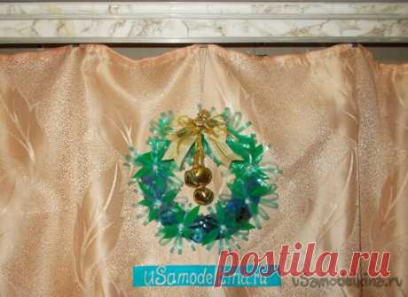 Рождественский венок с цветами из пластика и украшением - бубенцами