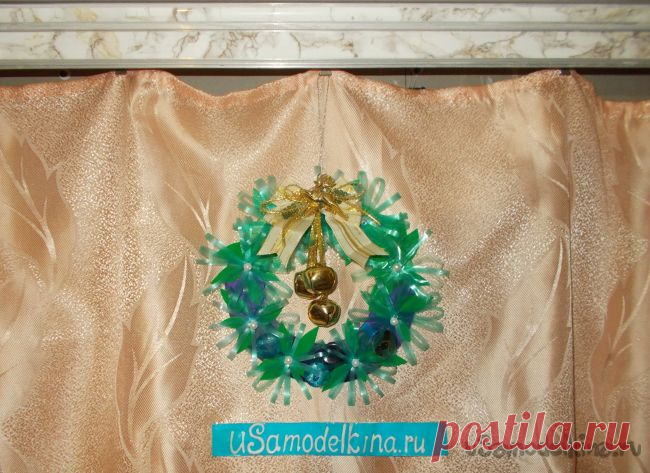 Рождественский венок с цветами из пластика и украшением - бубенцами