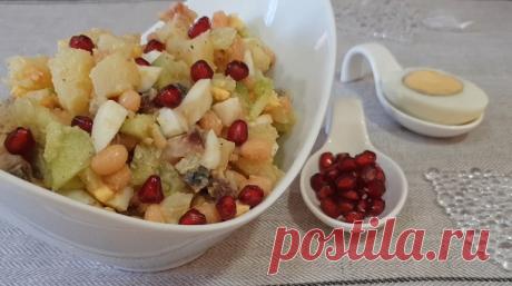 Салат из копченой скумбрии с фасолью: открытие нового вкуса Перед подачей на стол салат можно украсить зернами граната: он отлично дополнит вкус готового блюда. Салат из копченой скумбрии с фасолью не только разнообразит ваше повседневное меню, но станет украшением праздничного застолья.