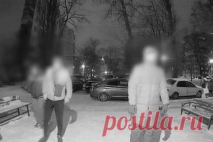 Драка двух компаний россиян закончилась стрельбой из ружья. В Курске сотрудники Росгвардии и полиции задержали участников конфликта со стрельбой. Конфликт начался на улице Дружбы и быстро перерос в драку. В какой-то момент одна из компаний начала отступать к подъезду. Возле многоквартирного дома конфликт продолжился, один из преследуемых вынес ружье.