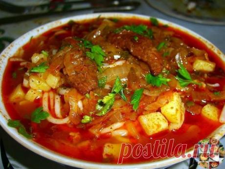 Лагман - узбекский густой суп
Понадобится:
- Говядина или баранина - 0,5 кг.
- Тонкая длинная лапша или спагетти - 0,5 кг.
- Лук репчатый - две шт.
- Морковь - две шт.
- Картофель две шт.
- Перец сладкий болгарский.
- Чеснок - три зубчика
- Зелень на ваш вкус
- Черный молотый перец
- Красный перец (паприка)
- Растительное масло
- Соль
Приготовление:
Готовка лагмана может показаться мудреной только на первый взгляд, это очень простое (до примитива) в приготовление блюдо. Особенно, если не готов