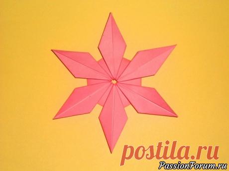Очень простой цветок из бумаги.