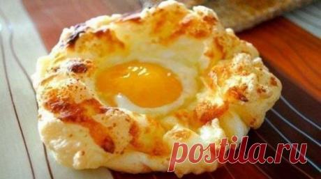 Нежнейший завтрак «Яичные гнезда». Вся наша семья восторге! Ингредиенты: 2 яйца 1/8 чайной ложки соли 1/4 стакана тертого сыра (можно грюйер, можно смешать моцареллу и пармезан) Приготовление: Отделите белки от желтков. Каждый желток аккуратно положите в маленькую формочку, чтобы он не разорвался. Взбейте белки комнатной температуры с солью в крутую пену. Взбитый белок, посыпьте натертым сыром, равномерно распределяя по поверхности. Разогрейте духовку до 230 […]