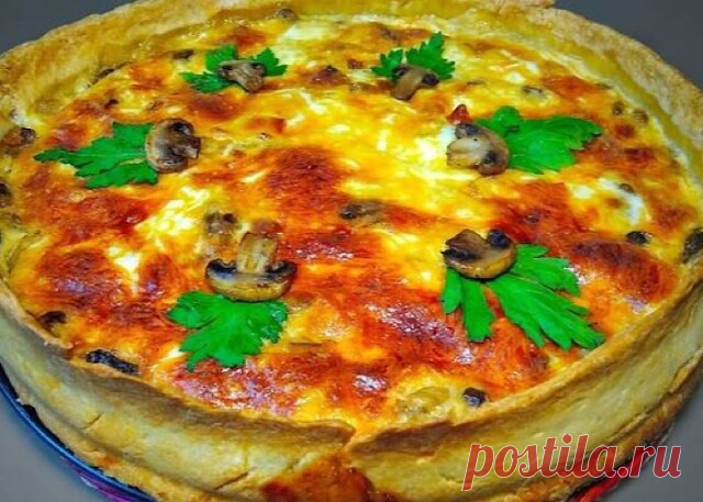 Представляем вашему вниманию рецепт вкуснейшего сытного пирога, который понравится многим.  Наверное нет такой семьи, в который бы не пеклись пироги. Предлагаем вам сделать его с любимыми шампиньонами. Большой, сытный, ароматный, имеет сочную и потрясающе вкусную начинку, а также нежную заливку. Скажу честно, от второго кусочка просто сложно отказаться. Рекомендую всем попробовать. Нужные ингредиенты 200 гр муки 4 яйца 50 гр сливочного масла 3 столовые ложки воды 150 гр сы...