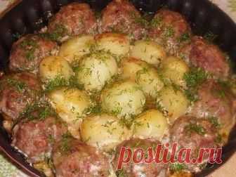 ТОП-6 вкусных рецептов мясных блюд 

1) Котлетки с картошкой в сметанно-томатном соусе
Ингредиенты:
● Фарш-400 гр.
● Лук,чеснок,
● Яйцо,
● Булка(замочить в хол. молоке).
● Мука-2 стол.л.(для панировки).
Приготовление:
Приготовить фарш(как на котлетки),разделить,каждый шарик запанировать в муке.Уложить в смаз. форму,а середину картофель. Запекать в разогр. духовке 15 минут,при 220*. Для соуса смешать 2 стол.л сметаны 1 стол.л кетчупа 0.5 стакана воды,соль,перец. Залить соус...
