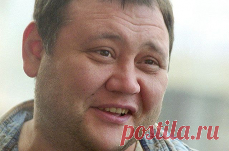 Юрий Степанов: «Последние годы жизни хотел бы провести в деревне» В день памяти актера Юрия Степанова «АиФ» публикует архивное интервью с ним и его супругой.
  
Юрий Степанов. 

 
Судьба отмерила актеру всего 42 года. У него была успешная карьера, счастливая семейна…