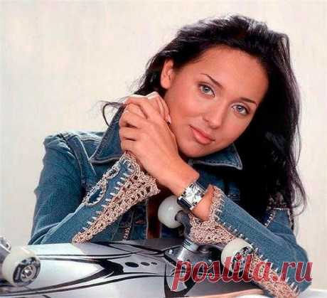 Быстрый способ сделать из старой джинсовки дизайнерскую вещь Помните, в прошлой статье я писала о том, куда деть старые джинсы, если они надоели. В это