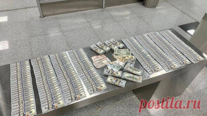 Россиянина с пакетом наличных поймали в Домодедово при попытке пересечь границу. В аэропорту Домодедово у россиянина изъяли пакет с иностранной валютой на 10 млн рублей. Об этом сообщает Федеральная таможенная служба (ФТС). Пассажир привез из Кувейта в бумажном пакете более $100 тыс. и 1,6 тыс. дирхам, которые не стал ...