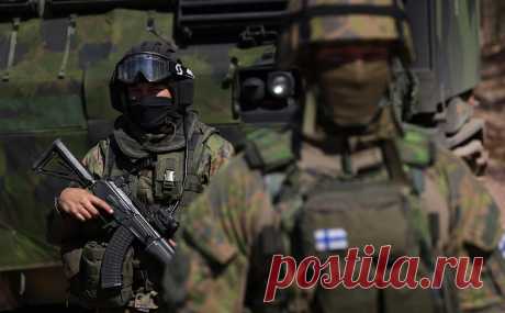 Финляндия направила военных к границе для борьбы с наплывом мигрантов. Финские военные возводят защитные сооружения на одном из закрытых КПП на границе с Россией. Хельсинки обвиняют российскую сторону в провоцировании миграционного кризиса, Москва отвергает подобные обвинения