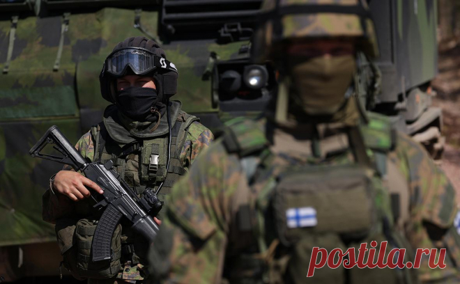 Финляндия направила военных к границе для борьбы с наплывом мигрантов. Финские военные возводят защитные сооружения на одном из закрытых КПП на границе с Россией. Хельсинки обвиняют российскую сторону в провоцировании миграционного кризиса, Москва отвергает подобные обвинения