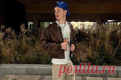 Сын Виктории Бекхэм надел футболку с ее портретом времен Spice Girls. Сын бывшего капитана сборной Англии Дэвида Бекхэма и дизайнера Виктории Бекхэм Ромео надел футболку с портретом матери времен ее участия в музыкальной группе Spice Girls. На размещенном снимке 21-летний наследник запечатлен на улице в рваных бежевых джинсах, коричневой куртке и синей бейсболке.