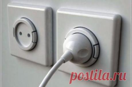 Есть ли смысл выключать приборы из розетки для экономии энергии? АиФ.ru отвечает на популярные вопросы читателей.