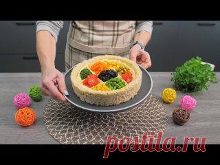 САЛАТ-НАХОДКА ! Понравится ВСЕМ гостям и будет мало!!! НАМ ПОНАДОБИТСЯДЛЯ ОСНОВЫ:Куриное филе варёное 500 гр ( 3 шт)Сыр твердый 200 грМайонез 100 грДЛЯ НАПОЛНЕНИЯ:Майонез 30-50 грМорковь сырая 20-30 грГорошек зелёный 20-30 грКукуруза консервированная 20-30 грСоленые огурцы 1 шт (20-30 гр)Помидоры черри 2-3 штЧернослив 20-30 грУкроп свежий...