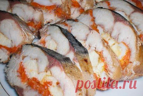 Вкусный рулет из СКУМБРИИ!

Три скумбрии, разморозила, помыла,почистила, отрезала голову и хвост, выпотрошила через верх рыбки, т.е. разрезаем по спинке, а животик остается целым. 
Тщательно удалила все косточки (включая и плавники и косточки вдоль хребта). 
Отварила 2 морковки и 3 яйца куриных. 
Остывшую морковку и яйца потерла на крупной терке, а маринованные огурчики порезала продольными полосочками. 
Разложила филе мясом кверху, посолила, поперчила, посыпала сухим жела...