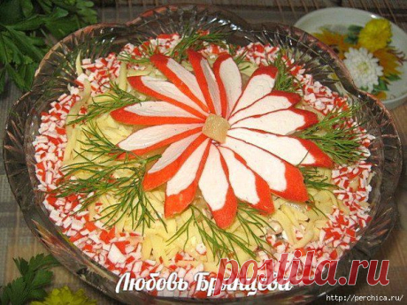Салат *Аншлаг* с ананасами и крабовыми палочками