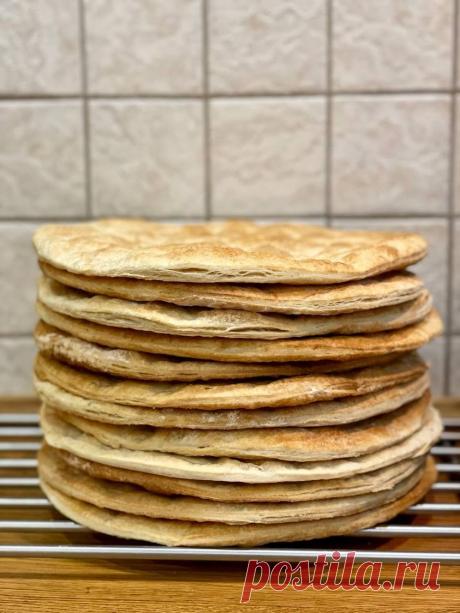 Ольга Бондарева
тесто слоеное по Кенгису крем из сгущенки слив масла с коньяком. даже если земля налетит на небесную ось, у меня на новый год будет сухой наполеон