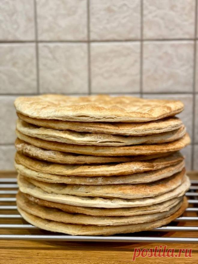 Ольга Бондарева
тесто слоеное по Кенгису крем из сгущенки слив масла с коньяком. даже если земля налетит на небесную ось, у меня на новый год будет сухой наполеон