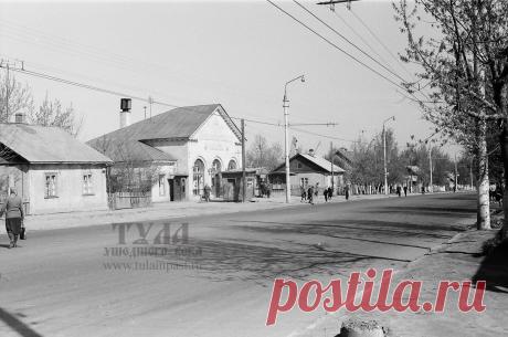 1970 год #Тула Главная улица поселка Серебровский - улица Болдина. Фото Валерия Сумарокова. О фотографе https://www.tulainpast.ru/tulahistoric/row1180/
Иллюстрация из альбома "Тула советская" https://www.tulainpast.ru/shop_knigi/row15/
