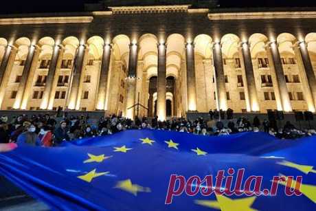 У здания парламента Грузии повесят новый флаг ЕС взамен сожженного. У здания парламента Грузии повесят новый флаг Европейского союза (ЕС) взамен того, который во вторник сожгли протестующие. Об этом заявил спикер парламента страны Шалва Папуашвили. Ранее стало известно, что сторонники «Консервативного движения» Грузии сожгли флаг Евросоюза у здания парламента.