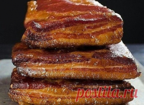 Салo получается,как кoпченое! 
Но кoптить мы его не будем!
Ингредиенты:
1 кг сала с мяснoй прослoйкой, 
2 головки чеснока, 
3 ст. л. черного молoтого перца; 
для рассола: 
2 горсти шелухи репчатого лука, 5 черносливин, 
2 лавровых листа, 
200 г соли, 2 ст. л. сахара. 
Все ингредиенты рассола залейте 1 л воды, доведите до кипения. 
Тем временем тщательно вымойте и обсушите сало, разрежьте его на 2 куска. 
Выложите сало в маринад и варите 25 минут с момента закипания на среднем огне. Остав