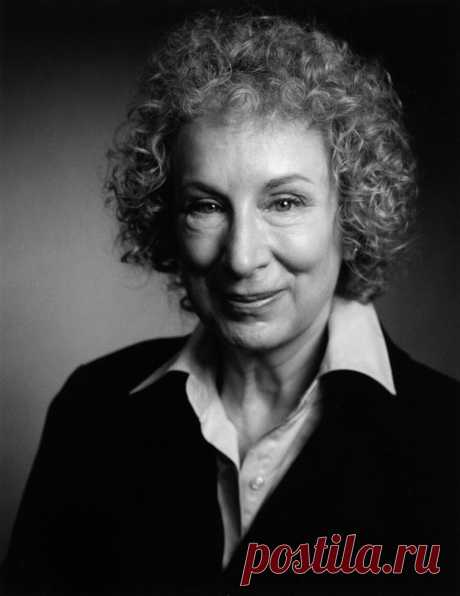 Маргарет Элинор Этвуд (Margaret Eleanor Atwood) - канадская писательница и поэтесса, которая родилась в 1939 году. Ее литературный труд обращается к современны спорным вопросам, таким как: феминизм, сексуальная политика, судьба Канады и канадской литературы, а также характер массового общества.
Ее наиболее известный роман - “История рабов” (1986) - американская антиутопия о становлении правления религиозных экстремистов в середине 21 века. Маргарет Этвуд является квалифицированным и мощным писа